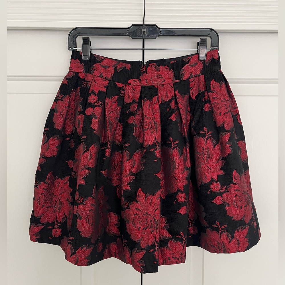 Alice + Olivia Red and Black Floral Brocade Box Pleat Mini Skirt Size 6